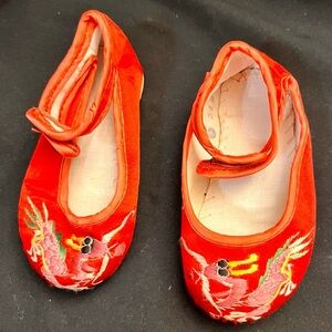 Vintage Red Suede Silk Chinese Dragon Embroidered Baby Slippers Button Close SZ6